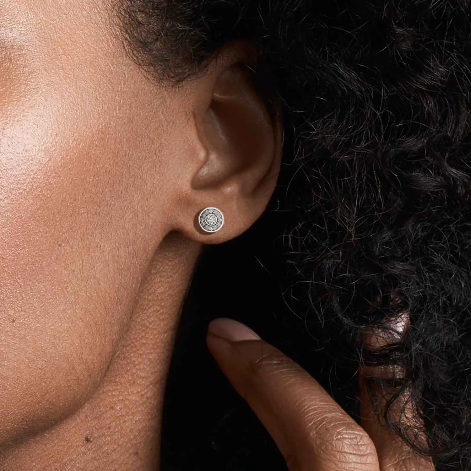 Trailing Round Halo Studs